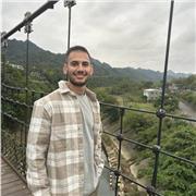 Profesor de historia apto para todas las edades, con una metodología directa, concisa y eficaz.